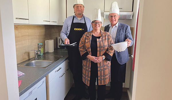 Die neue Küche vom Rotary Club ist bereit zum Kochen: Rotary-Präsident Johannes Reitzinger (von links), Christine Baumgartner, Geschäftsführerin vom Frauennetzwerk Linz-Land, und Rotarier Bruno Weinberger.   