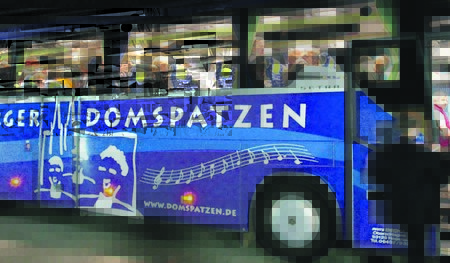 Suche nach dem Superspatz

Bewerber für Bayerns ältestes Musikgymnasium müssen vor allem eines: gerne singen

Bild: Regensburger Domspatzen steigen am 28. November 2009 in Schöbrunn bei Dachau nach einem Weihnachtskonzert in der Klosterkirche St. Jos