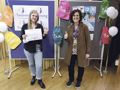 Don-Bosco-Schule, Vöcklabruck, Lena Anys (links) und Elfriede Maier bei der Preisverleihung