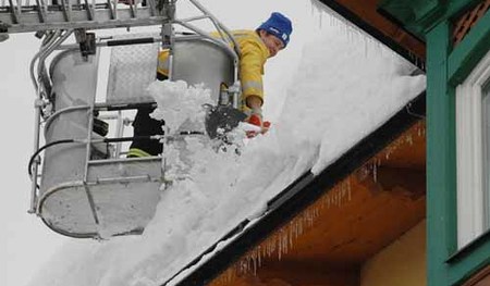 Winterimpressionen, Schnee, Schneehaube, Ruhe, Park, Sch?ler, Lastwagen, Bagger, Schneemassen, Autos, Bahnhof Bad Ischl, Sperre, Gefahr, Einsturz, Dach, D?cher, Schneeschaufel, Feuerwehr, Freiwillige Feuerwehr, Hilfe, Angst, Ehrenamt, Feuerwehrauto, 