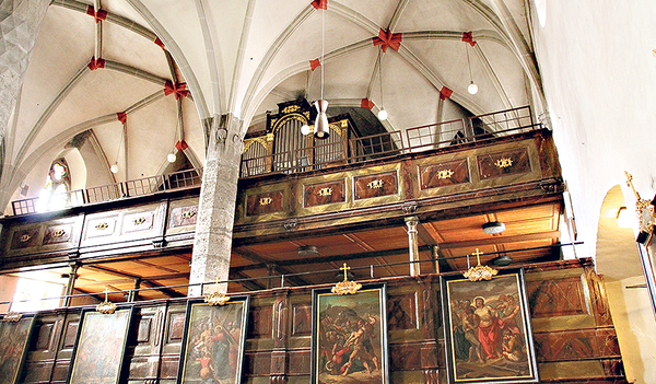 Blick auf die Bruckner-Gedächtnisorgel in der Stadtpfarrkirche Vöcklabruck. 
