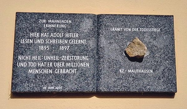 Die Tafel „zur mahnenden Erinnerung“.    