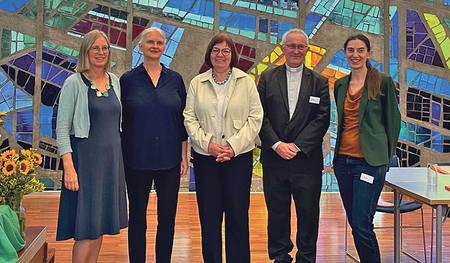 Auf der Bibelpastoralen Studientagung in Puchberg: v. l. n. r. Karin Hinter­steiner (Bibelwerk Linz), Elisabeth Birnbaum (Bibelwerk Österreich), Theologin Viola Weiß, Weihbischof Anton Leichtfried und Assistenzprofessorin Magdalena Lass.  