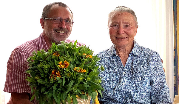 Der Leiter der Krankenhausseelsorge am Klinikum Steyr, Stephan Kopf, dankt Renate Eibenberger für ihren treuen und wichtigen Dienst an den Patient/innen.