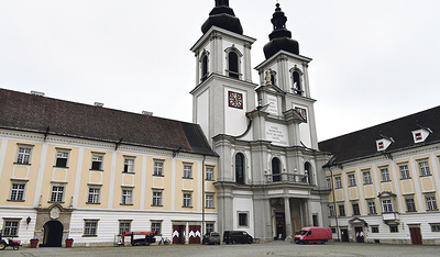Die Fassade der Stiftskirche ist bereits renoviert. 