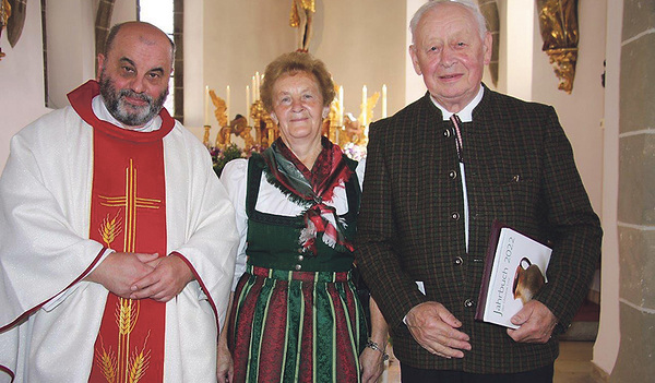 Pfarrer Ireneusz Dziedzic überreichte Karoline und Walter Hinterkörner nach einer Laudatio ein symbolisches Geschenk für deren jahrzehntelange Arbeit.
