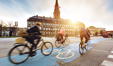 Damit Menschen auf Öffis oder das Fahrrad umsteigen, braucht es auch entsprechende Strukturen, wie ausreichend Bahnverbindungen oder, wie hier in Kopenhagen, gut ausgebaute Radwege.   