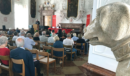 Ein Hund aus Marmor überwacht die Veranstaltungen im Kaisersaal des Stiftes Kremsmünster, wie die Ökumenische Sommerakademie von 13. bis 15. Juli. 