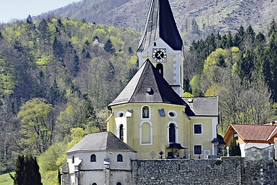 Die malerisch im Steyrtal gelegene Pfarrkirche von Leonstein.   