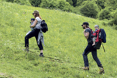 Die Belastungen und Freuden des Familienlebens gleichmäßig aufteilen. Reini Fischer mit Frau und Kindern auf Wanderschaft. 