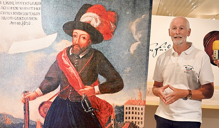 Alois Ferihumer vom Stefan-Fadinger-Museum bei einer Darstellung des Bauernführers.  