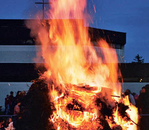 Sonnwendfeuer in Linz-St. Antonius
Feuer, Feier, Menschen, Holz, Reisig, Unterhaltung, Brauchtum, Kirche, Flammen, Feuerwehr, Funkenflug, Funken, Jugend, Sonnenwende, Arbeit

Franz Maria Glaser, Einfaltstra?e 7, 4020 Linz
BLZ 49460 Spardabank
Kontonu