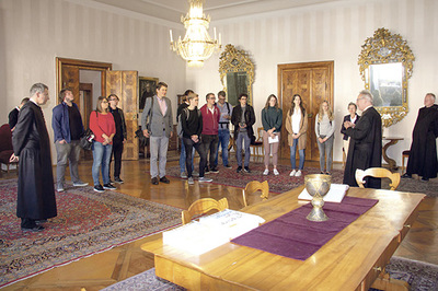 Besuch in Kremsmünster. Abt Ambros Ebhart begrüßt alle – der Tassilokelch steht auf dem Tisch.