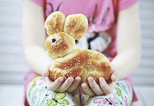 Kleine Germ-Osterhasen schmecken allen und sind eine schöne Zierde für den Festtagstisch. 