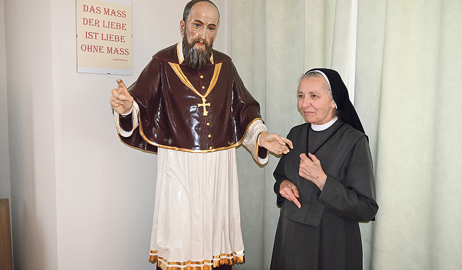 Sr. Maria-Brigitte Kaltseis, Oblatin des hl. Franz von Sales, bei der Statue des hl. Franz von Sales, die die Schwestern in der NS-Zeit beschützt hat. Sie steht wie damals im Noviziatszimmer im Kloster in Linz-Urfahr. 