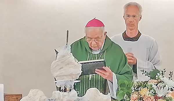 Altbischof Aichern (vorne)  segnete das Turmkreuz der Filialkirche Buchberg.   