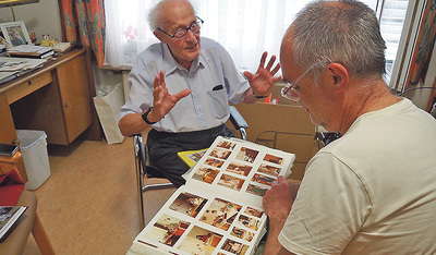 Johann Loidl (links), der 41 Jahre lang bei der Caritas tätig war, gibt Johannes Gstöttenmayer vom Verein „Geschichte teilen“ Einblick in sein bewegtes Leben. 