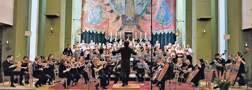 Eduard Matscheko leitet die Sinfonia Christkönig. Das Ensemble besteht großteils aus Berufsmusiker/innen, die in Oberösterreich leben und arbeiten. 