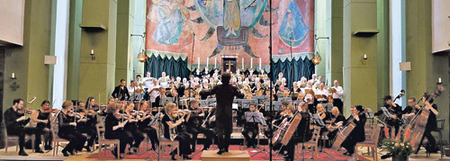 Eduard Matscheko leitet die Sinfonia Christkönig. Das Ensemble besteht großteils aus Berufsmusiker/innen, die in Oberösterreich leben und arbeiten. 