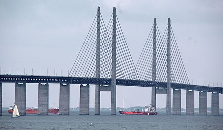 Schiff bei der Öresund-Hochbrücke.
