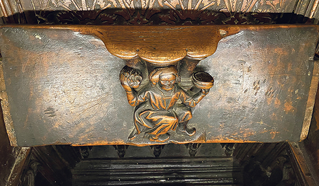 Die Unterseiten der Klappen des Chorgestühls sind mit Figuren verziert.   