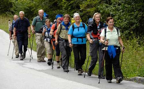 Wallfahrt von Mondsee nach Maria Zell. Neun Personen, vier M?nner und f?nf Frauen sind zu Fu?? unterwegs. 