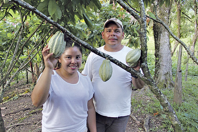  Neylin Lisseth und ihr Vater Felia Pedro  zeigen stolz ihre Kakaoplantage, die sie dank der Ausbildung der Tochter nun auch ertragreich bewirtschaften können. Als Dank für die Hilfe von SEI SO FREI sang Neylin den Gästen aus Österreich ein Lied. 