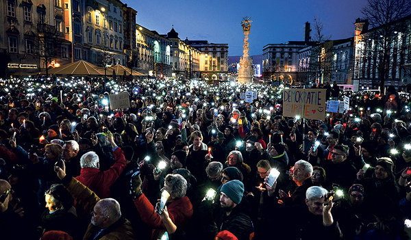 Lichtermeer gegen rechts in Linz.  