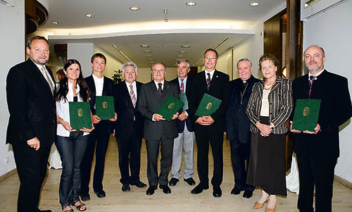 Gruppenfoto Eduard Ploier-Preisträger V.l.n.r.: Landesrat Dr. Josef Stockinger,Frau Tina Demmelbauer,Frau Mag. Heidi Riepl;Landeshauptmann Dr. Josef Pühringer, Präsident Dr. Johannes Riedl,Primar Dr. Manfred Dichtl sen.,Dr. Peter Neuner,Bischof Ludwi