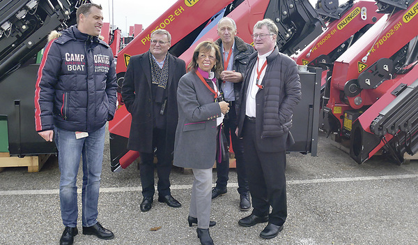 Beim Rundgang durch das „Palfinger Werk“ in Lengau: Dechant Marek Michalowski (von links), Josefine Palfinger, Standortleiter Alfred Asen und Bischof Manfred Scheuer. Hubert und Josefine Palfinger haben ab Mitte der 1960-iger-Jahre aus einer Werkstät