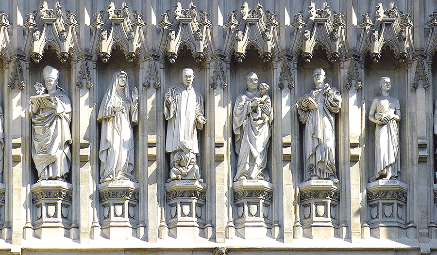 Im Sonnenlicht: fünf der zehn Märtyrerinnen und Märtyrer des 20. Jahrhunderts, die 1998 ihren Platz oberhalb des Westportals der Westminster Abbey in London gefunden haben.   