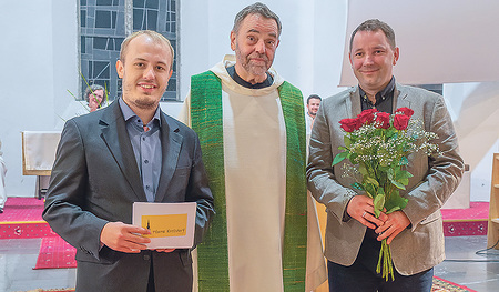 PGR-Obmann Jakob Haijes und Pfarrer P. Severin Kranabitl mit Günter Wolfinger