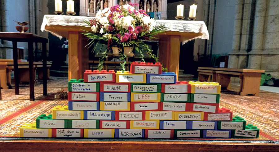 Die Mauer entstand beim „Kreativteil“ der Wort Gottes-Feier.   