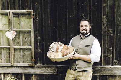 Marian Moschen hat in seinem neuen Buch „Mann backt Brot“ erprobte Rezepte und viele Tipps rund ums Brotbacken versammelt, auch das Rezept für das Roggensauerteigbrot (links) stammt daraus. 