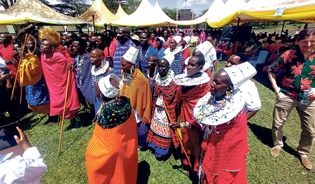 Festfreude der Massai bei der 50-Jahr-Feier des Spitals in Endulen.