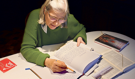 Beatrix Penninger mit Konzentration beim Tagebuchschreiben.