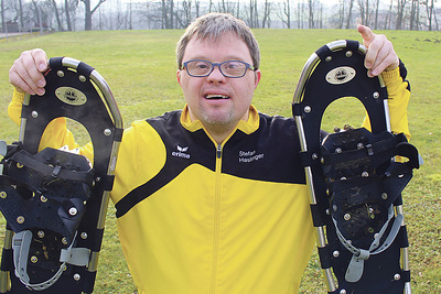 Stefan Haslinger tritt mit Schneeschuhen an. 