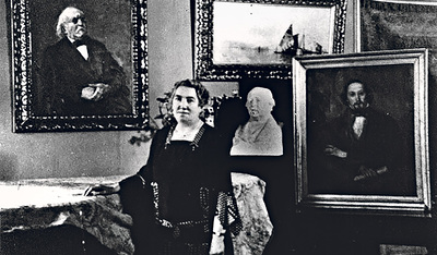 Die Pianistin Martha Cohen am Flügel in ihrem früheren Zuhause in Berlin. An der Wand hängt ein Porträt ihres Mannes Hermann Cohen, gemalt von Max Liebermann.  