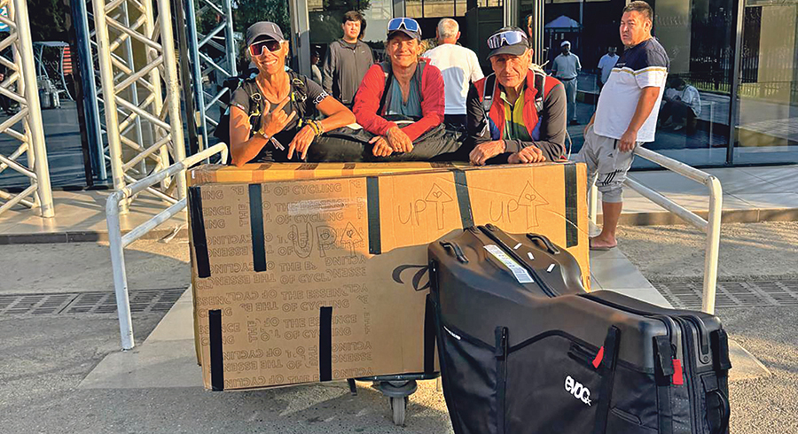 Andrea Hofbauer, Marion May und Rudi Karner (vorne von links im Bild) sind gut angekommen in Kirgistan und starten diese Woche ihre Radtour.  