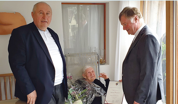 Als Gratulanten stellten sich Pfarrer Richard Czurylo (links) und Bischof Manfred Scheuer bei Franziska Zimmermann ein.   