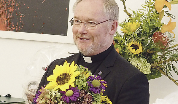 Blumen für den Generalvikar. Bischof Manfred Scheuer lud zum 60er seines Generalvikars in den Bischofshof. „Wichtig ist mir das wertschätzende Zutrauen anderen gegenüber, die gute Zusammenarbeit mit anderen und die Vernetzung in der Welt“, so Lederhi