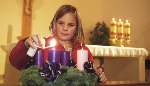Kinder mit Adventkranz.       Wasenbruck, 20.11.2004          © Franz Josef Rupprecht; A-7123 Mönchhof; Bank: Raiffeisenbank Mönchhof (BLZ: 33054), Konto.-Nr.: 17.608 