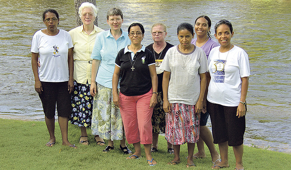 Die brasilianischen Schwestern mit der am 11. Oktober 2020 überraschend verstorbenen Sr. Sabina Moser (2. v. li.) und mit Sr. Hanna Jurman (3. v. li.), Priorin (Gesamtleiterin) der Steinerkirchner Schwestern.  