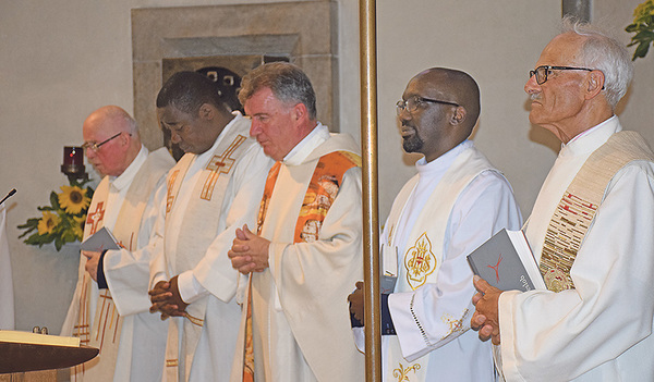 Der Jubilar, Dechant Konrad Hörmans-eder (Mitte)im Kreis von Mitbrüdern  