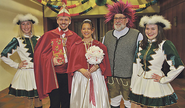 Ballvater Pfarrer Alois Rockenschaub (2. von rechts) begrüßte am Maskenball das Faschingsprinzenpaar.   