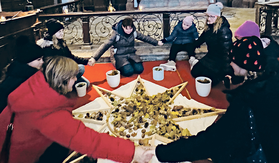 Gemeinsam etwas Ganzes entstehen lassen:  der Adventstern in der Marienkirche Steyr. 