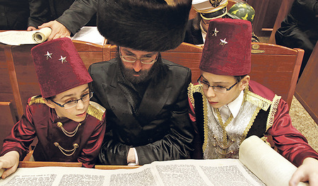 Zu Purim wird im Judentum die Geschichte der Königin Ester gelesen. Aus Freude über die erzählte Rettung verkleiden sich Kinder und feiern Erwachsene. 