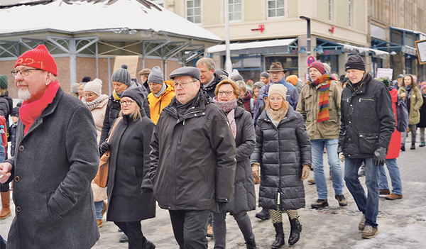 Proteste gegen Rechtsextremismus fanden u. a. in Limburg mit Bischof Georg Bätzing statt (3. von links).