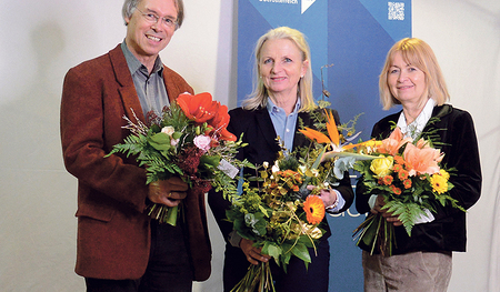Präsidentin der Katholischen Aktion Oberösterreich  Gabriele Hofer-Stelzhammer (Mitte) mit den Vizepräsident:innen Christa Steinbüchler (rechts) und Bernhard Steiner (links). 