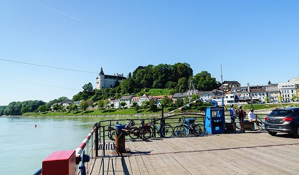 Eine Fähre verbindet Wilhering und Ottensheim